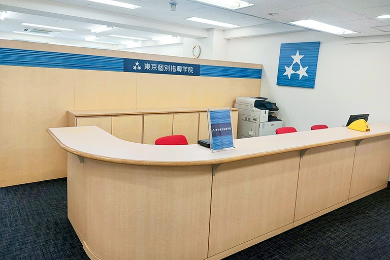 充実の学習環境:教室で何かわからないことがあれば、受付カウンターまでお気軽にご相談ください。
