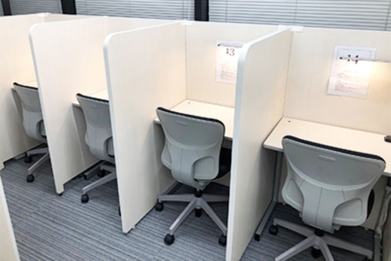 充実の学習環境:自習スペースは1人ひとり区切られた設計。しっかりと自分の勉強に集中できます!