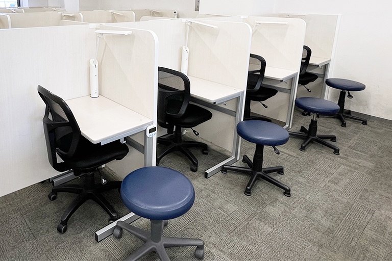 充実の学習環境:個別指導ブース。演習中も講師がいつも隣にいて、質問がしやすい環境です。