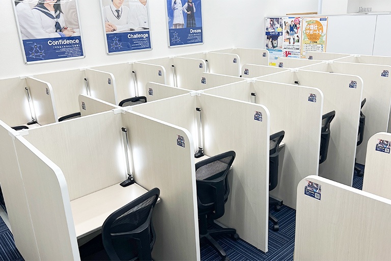 充実の学習環境:パーソナルに区切られた自習席。集中しやすいとご好評いただいています。