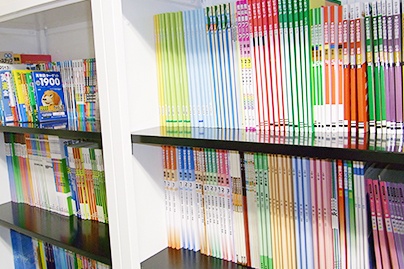充実の学習環境:対応テキストは十分な種類・量を準備。お子さまの課題や目標に合わせて対応しています。