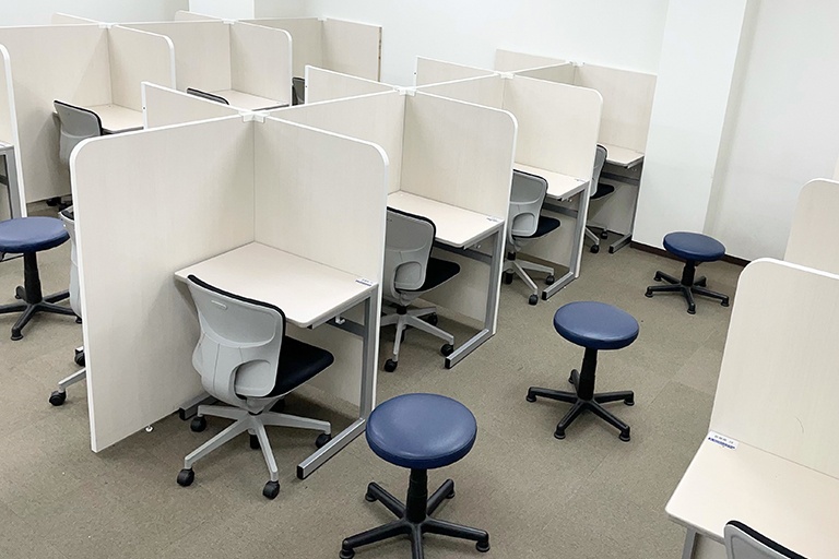 充実の学習環境:集中しやすいようパーテーションで区切られた授業ブース。