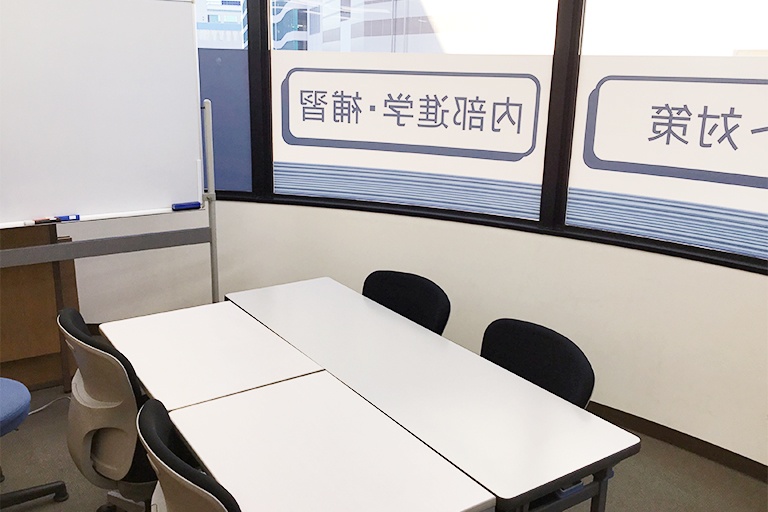 充実の学習環境:英検や推薦対策用の面接練習スペースです。講師による自習生徒の質問対応も可能です。