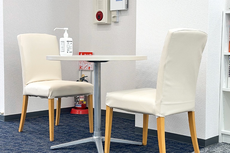 充実の学習環境:カウンター前のフリースペースには、授業前や送り迎えはもちろん、自習時のご質問、進路や教材のご相談などにもご利用いただけるよう豊富な資料を揃えています。