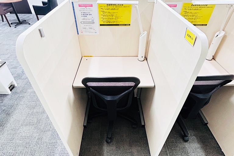 充実の学習環境:自習スペースは1人ひとり区切られた設計。しっかりと自分の勉強に集中できます!