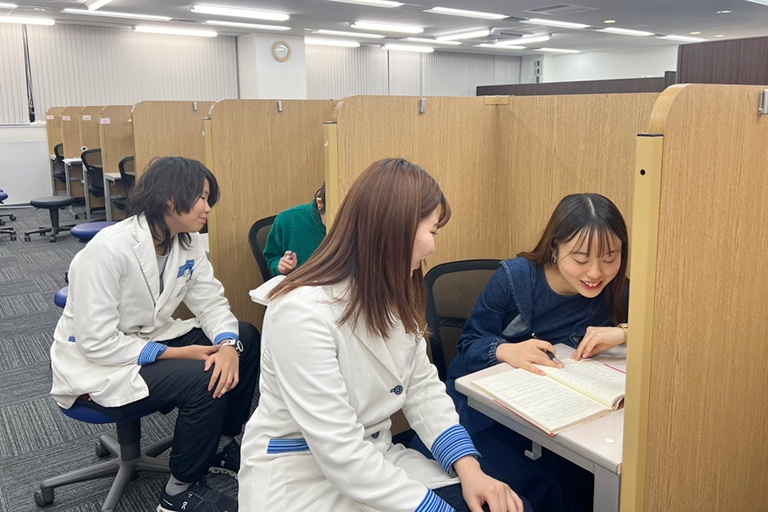 充実の学習環境:演習中も講師が隣にいて寄り添ってくれ、質問がしやすい環境です。