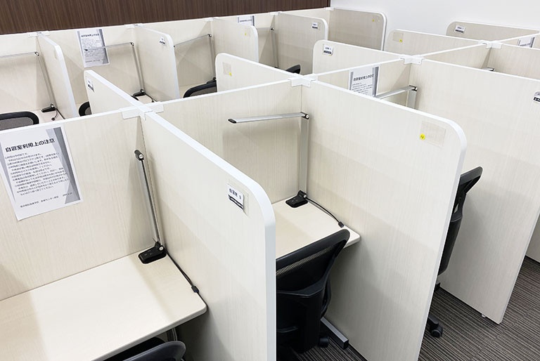 充実の学習環境:自習スペースは1人ひとり区切られた設計。しっかりと自分の勉強に集中できます!