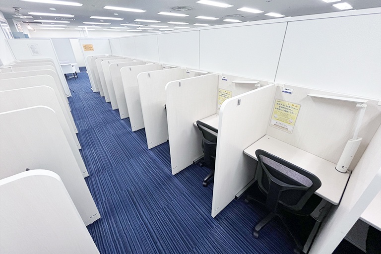 充実の学習環境:自習スペースは1人ひとり区切られた設計。しっかりと自分の勉強に集中できます!