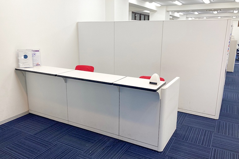 充実の学習環境:開放的な受付カウンター。ご質問・ご相談など、どんな小さなことでもお気軽にお声かけください