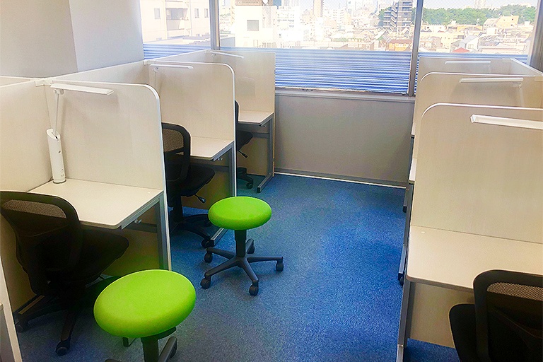 充実の学習環境:個別指導ブース。演習中も講師がいつも隣にいて、質問がしやすい環境です。