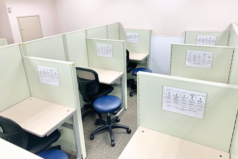 充実の学習環境:個別指導ブース。演習中も講師がいつも隣にいて、質問がしやすい環境です。