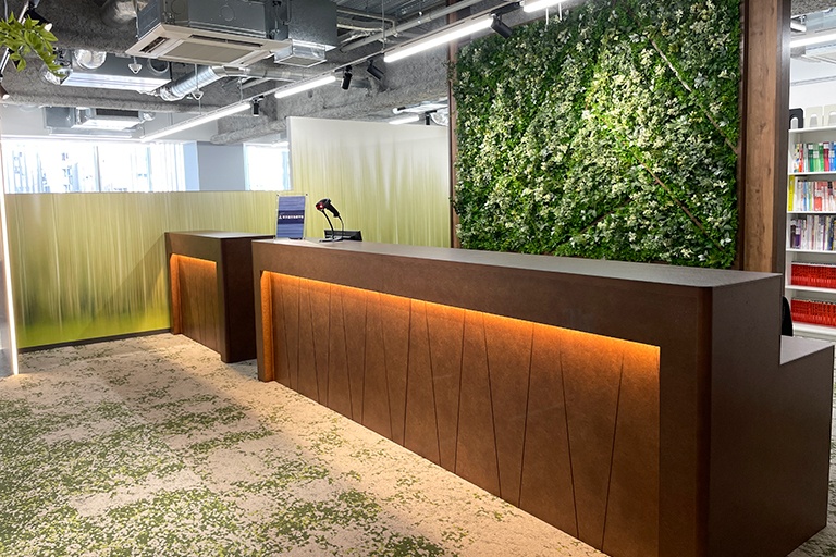 充実の学習環境:開放的な受付カウンター。ご質問・ご相談など、どんな小さなことでもお気軽にお声かけください