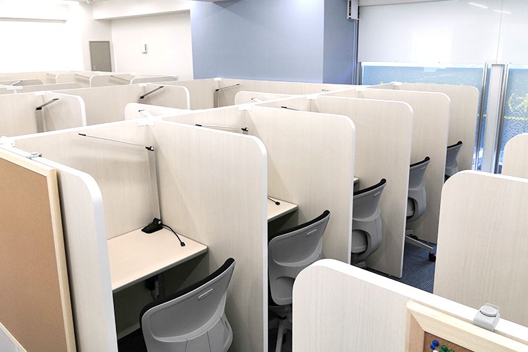 充実の学習環境:自習スペースは1人ひとり区切られた設計。しっかりと自分の勉強に集中できます!