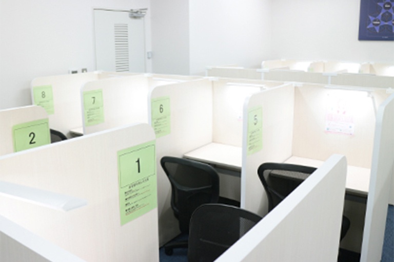 充実の学習環境:自習スペースは1人ひとり区切られた設計。しっかりと自分の勉強に集中できます!