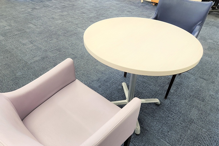 充実の学習環境:オープンな環境のフリースペース。お気軽にご質問・ご相談などをしていただけます。