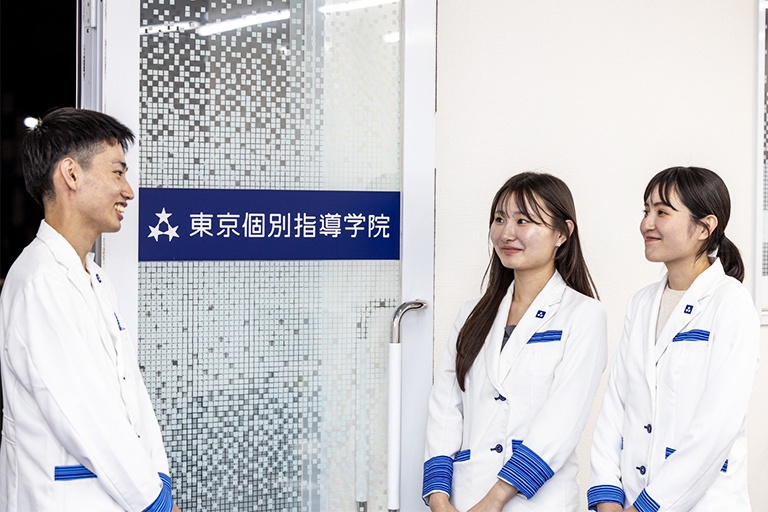 充実の学習環境:授業の前は笑顔で講師が出迎えます。通い始めは緊張するという方も安心して通塾ができます。