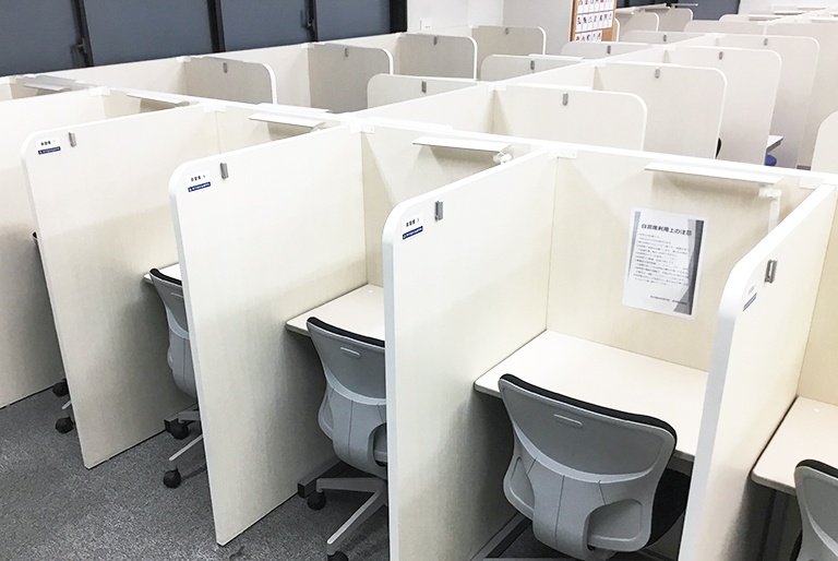 充実の学習環境:無料で使用できる自習席。集中しやすいと評判です。