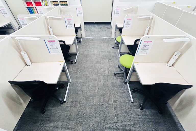 充実の学習環境:個別指導ブース。演習中も講師がいつも隣にいて、質問がしやすい環境です。