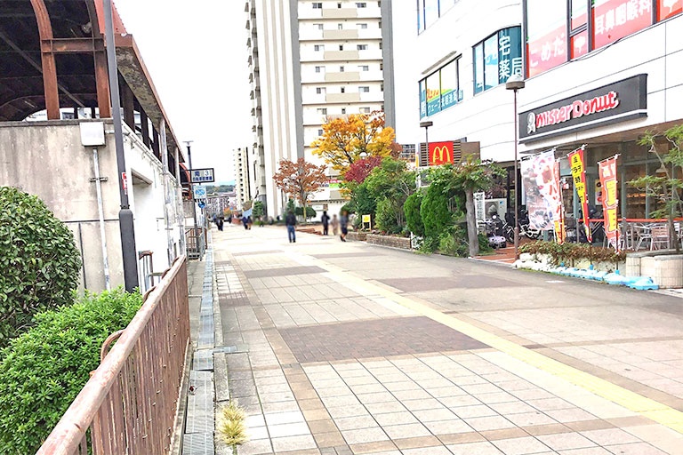 充実の学習環境:アクセス案内①:光明池駅改札を左に曲がり、右斜め前の階段を上がると前方に「マクドナルド(光明池店)」や「ダイエー(光明池店)」があります