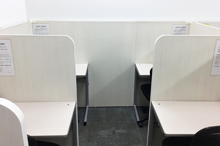 充実の学習環境:無料で使用できる自習席。集中しやすいと評判です。