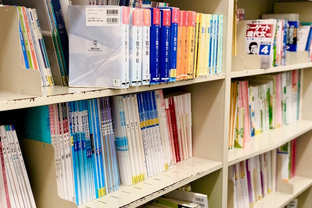 充実の学習環境:対応テキストは十分な種類・量を準備。お子さまの課題や目標に合わせて対応しています。