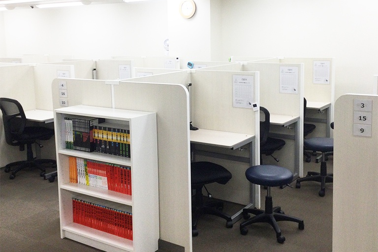 充実の学習環境:個別指導ブース。演習中も講師がいつも隣にいて、質問がしやすい環境です。