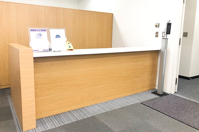 充実の学習環境:開放的な受付カウンター。ご質問・ご相談など、どんな小さなことでもお気軽にお声かけください