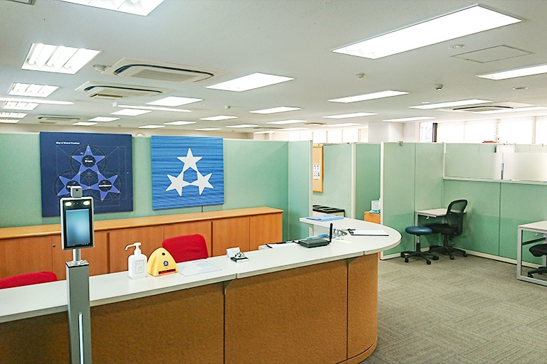 充実の学習環境:教室で何かわからないことがあれば、受付カウンターまでお気軽にご相談ください。