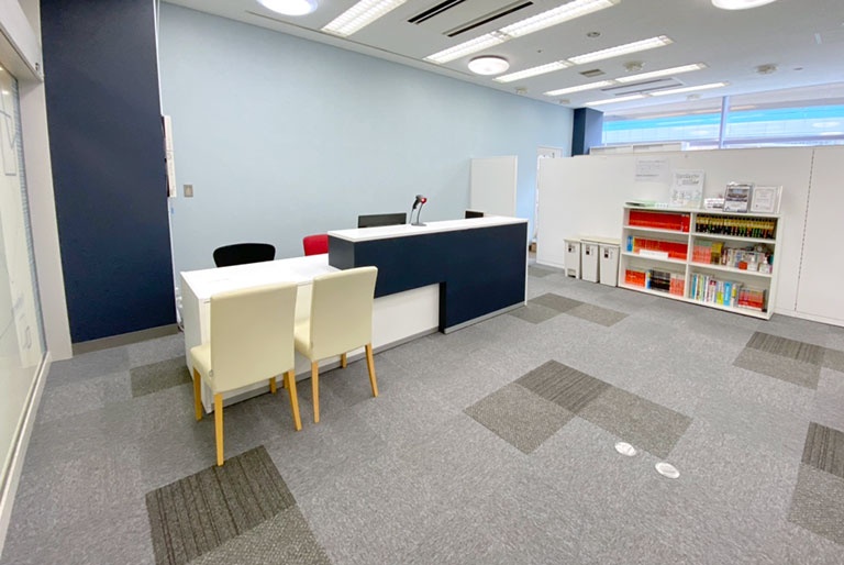 充実の学習環境:開放的な受付カウンター。お気軽にお声かけください