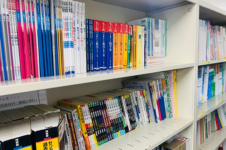 充実の学習環境:対応テキストは十分な種類・量を準備。お子さまの課題や目標に合わせて対応しています。
