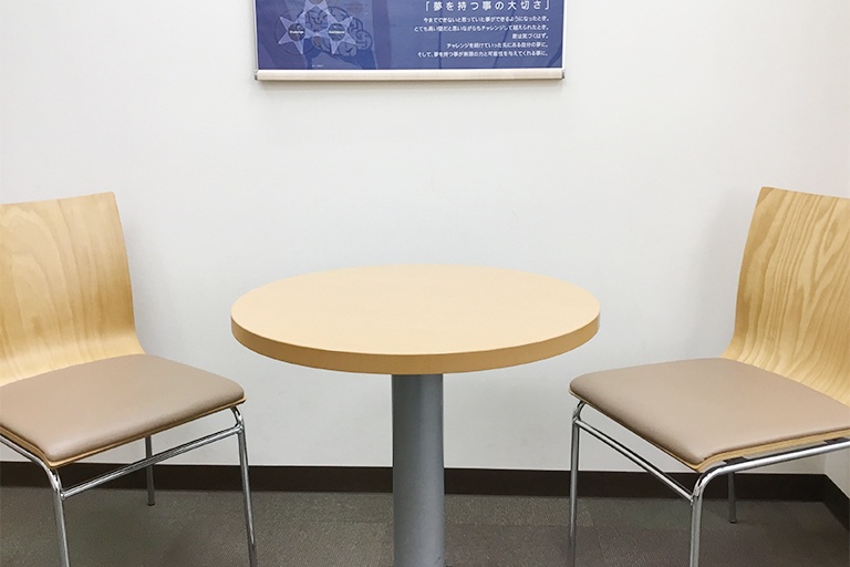 充実の学習環境:エントランス内待合スペースです。お迎え時ご自由にお待ちいただけます。