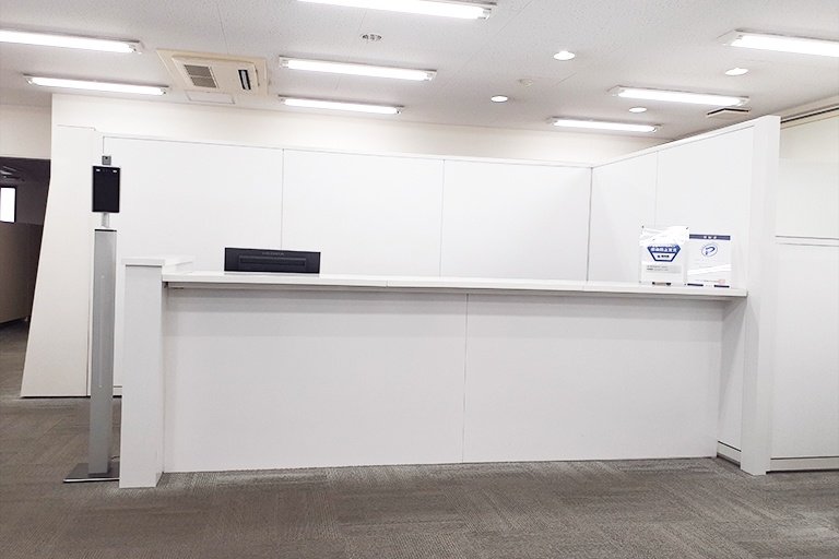 充実の学習環境:開放的な受付カウンター。ご質問・ご相談など、どんな小さなことでもお気軽にお声かけください。