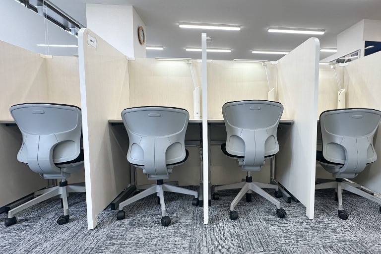 充実の学習環境:集中しやすい自習ブース。質問や教材貸出も対応しており、学校帰りなどにも活用できます。