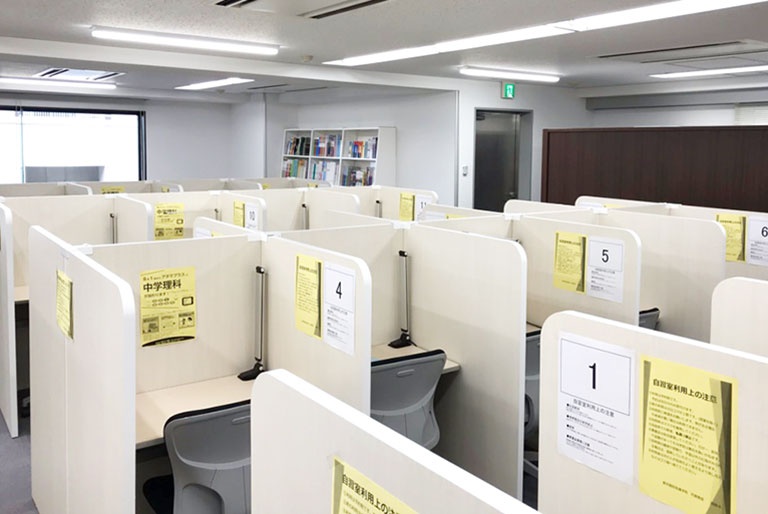 充実の学習環境:無料で使用できる自習席。集中しやすいと評判です