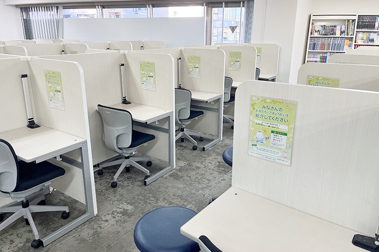 充実の学習環境:個別指導ブース。演習中も講師がいつも隣にいて、質問がしやすい環境です。