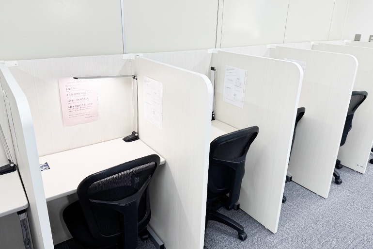 充実の学習環境:自習スペースは1人ひとり区切られた設計。しっかりと自分の勉強に集中できます!