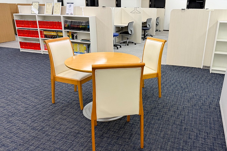 充実の学習環境:オープンな環境のフリースペース。お気軽にご質問・ご相談などをしていただけます。