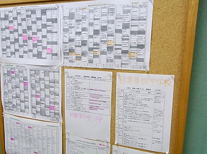 充実の学習環境:目黒教室では、近隣学校の定期テストや学校情報を把握。最適な指導につなげています。