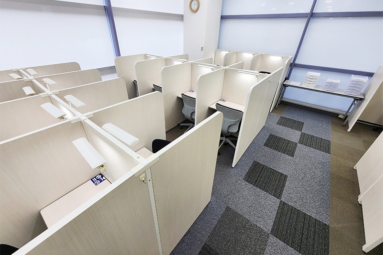 充実の学習環境:自習席は一人ひとり個別のブースをご準備しておりますので勉強に集中してご利用できます。