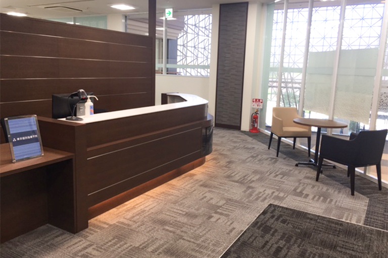 充実の学習環境:開放的な受付カウンター。ご質問・ご相談など、どんな小さなことでもお気軽にお声かけください