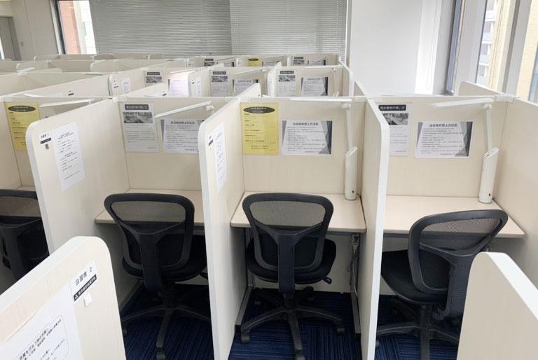 充実の学習環境:自習スペースは1人ひとり区切られた設計。しっかりと自分の勉強に集中できます!