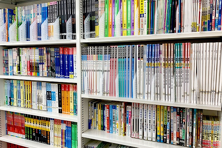 充実の学習環境:対応テキストは十分な種類・量を準備。お子さまの課題や目標に合わせて対応しています。