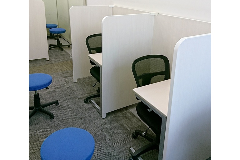 充実の学習環境:集中しやすいようパーテーションで区切られた授業ブースで「1:1」と「1:2」から授業をお選びいただけます。