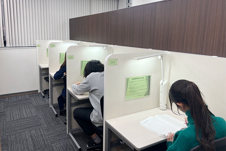 充実の学習環境:自習時に質問があれば気軽に教室スタッフへお声がけください。