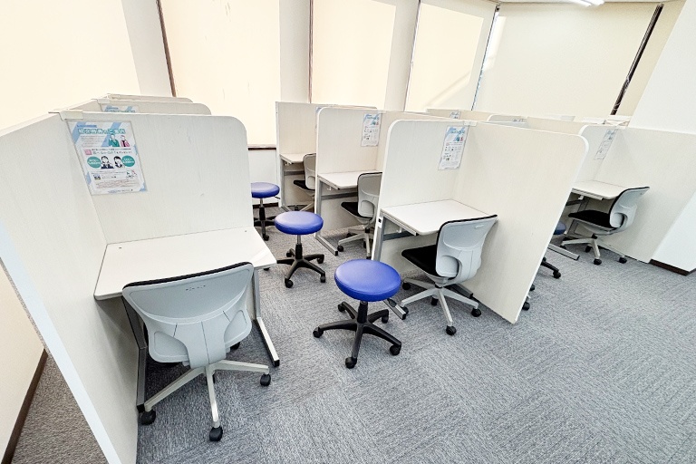 充実の学習環境:個別指導ブース。演習中も講師がいつも隣りにいて、質問がしやすい環境です。