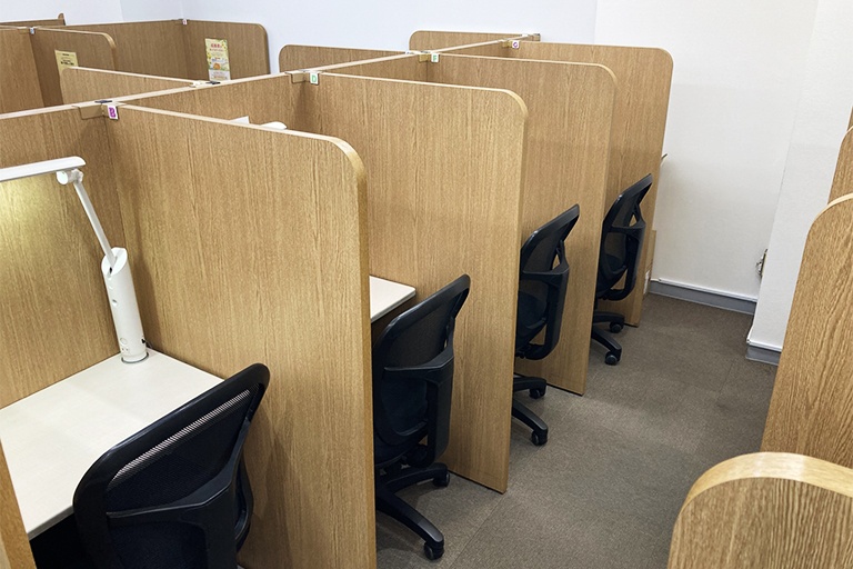 充実の学習環境:自習スペースは高さのあるパーテーションで区切り、自分の勉強に集中できます!