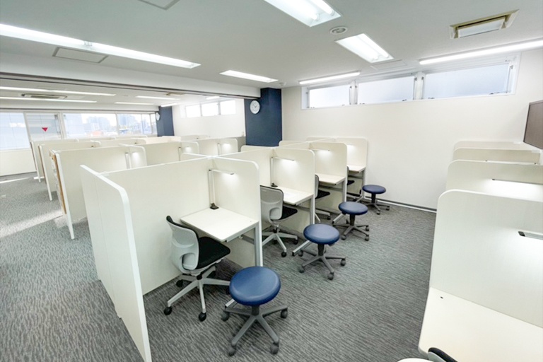 充実の学習環境:集中しやすいようパーテーションで区切られた授業ブース。