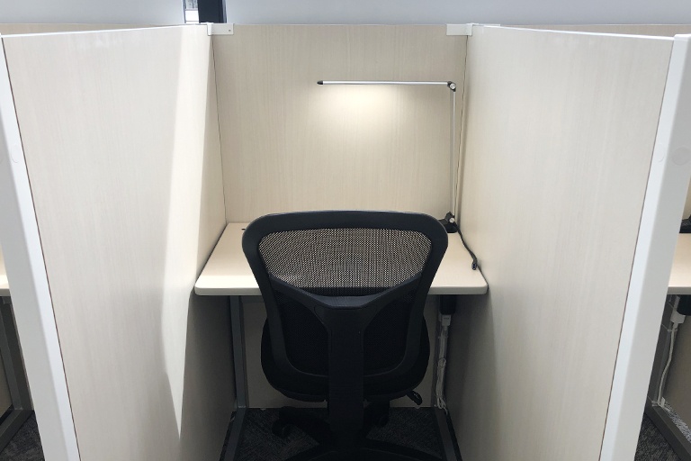 充実の学習環境:自習スペースも1人ひとり区切られた設計。しっかりと自分の勉強に集中できます。