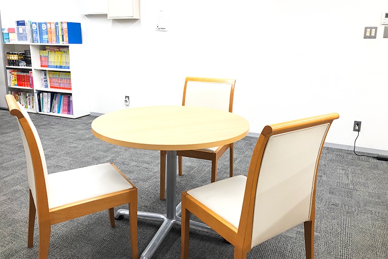 充実の学習環境:オープンな環境のフリースペース。お気軽にご質問・ご相談などをしていただけます。