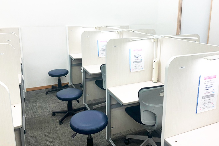 充実の学習環境:個別指導ブース。演習中も講師がいつも隣にいて、質問がしやすい環境です。